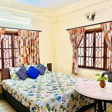 Spacious Apt With Antique Furniture ,Ac & Kitchen Kalkutta Exterior foto