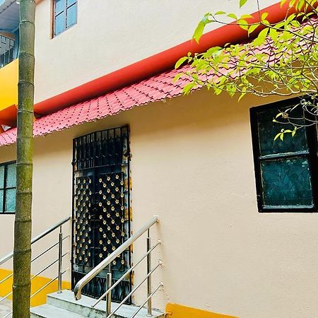 Spacious Apt With Antique Furniture ,Ac & Kitchen Kalkutta Exterior foto