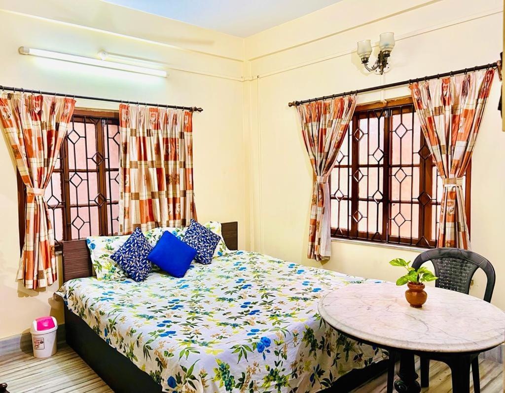 Spacious Apt With Antique Furniture ,Ac & Kitchen Kalkutta Exterior foto