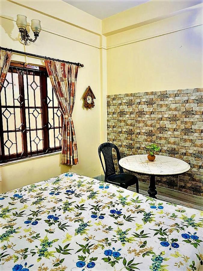 Spacious Apt With Antique Furniture ,Ac & Kitchen Kalkutta Exterior foto