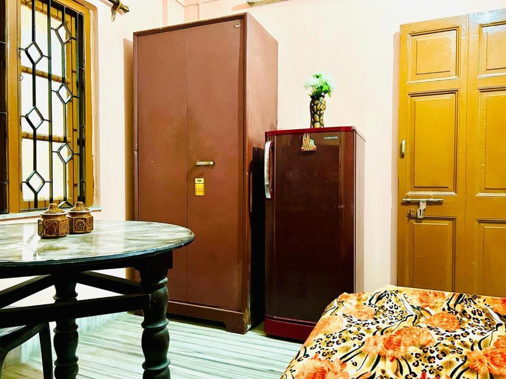 Spacious Apt With Antique Furniture ,Ac & Kitchen Kalkutta Exterior foto