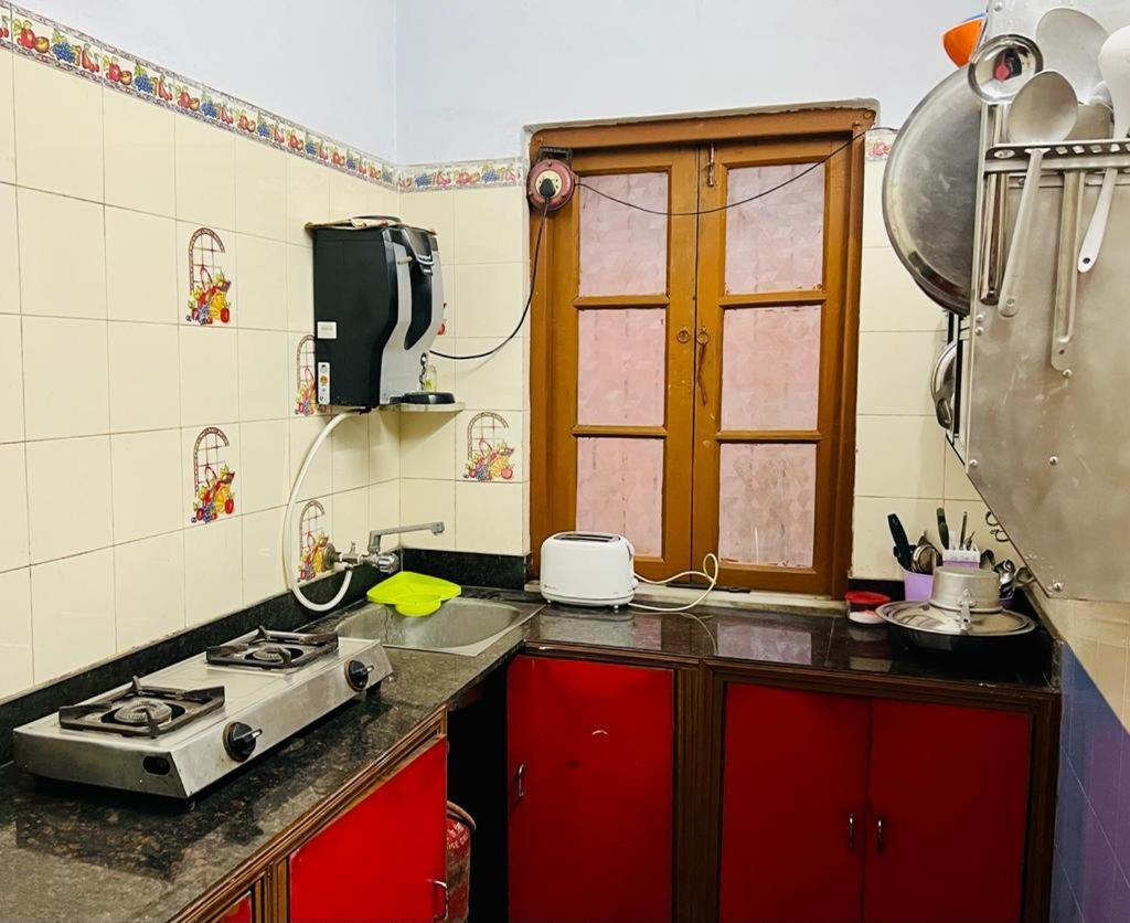 Spacious Apt With Antique Furniture ,Ac & Kitchen Kalkutta Exterior foto