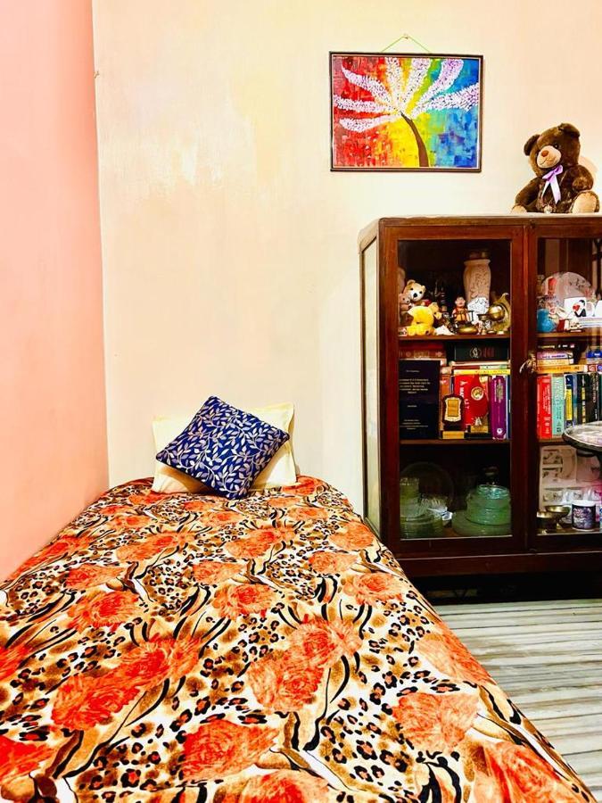 Spacious Apt With Antique Furniture ,Ac & Kitchen Kalkutta Exterior foto