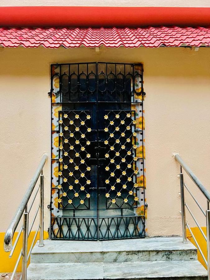 Spacious Apt With Antique Furniture ,Ac & Kitchen Kalkutta Exterior foto