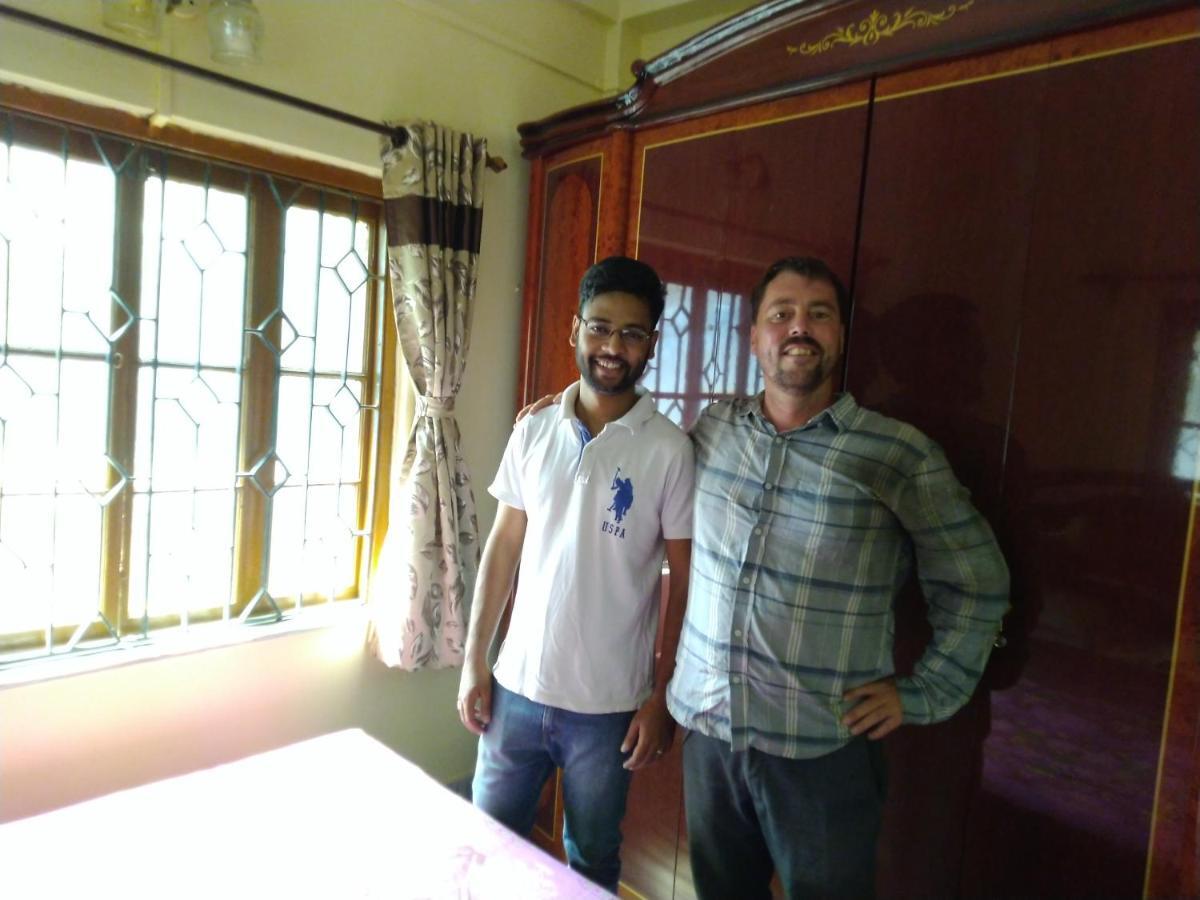 Spacious Apt With Antique Furniture ,Ac & Kitchen Kalkutta Exterior foto
